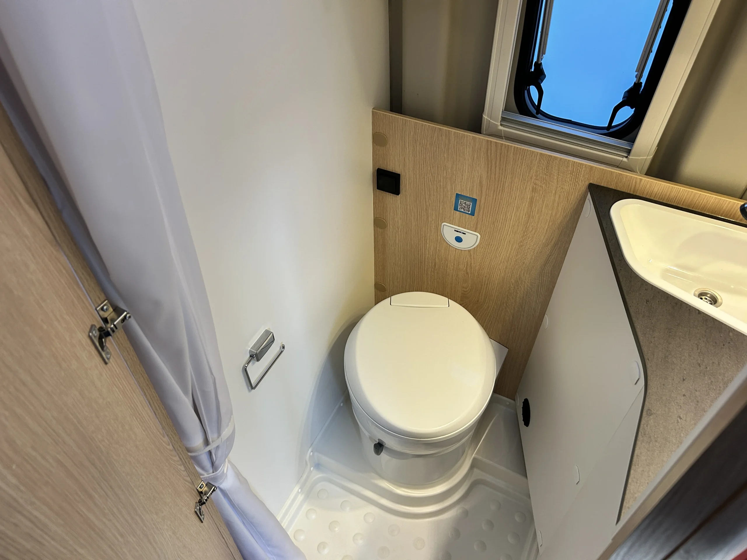 Sunlight Cliff 601 Campervan toilet 